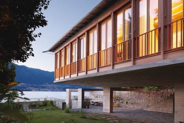 Casa monofamigliare, famiglia Kuoni, San Nazzaro.<br>Hochwassersicheres Haus auf zwei Stützen.<br>Architekt: Conradin Clavuot, Chur.<br>Foto: Ralph Feiner
